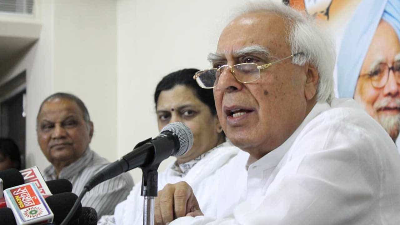 Kapil Sibal Slams Gandhis: আরএসএসের ভাষায় কথা বলছেন কপিল সিব্বল! দলের ভরাডুবির পর নয়া বিতর্ক