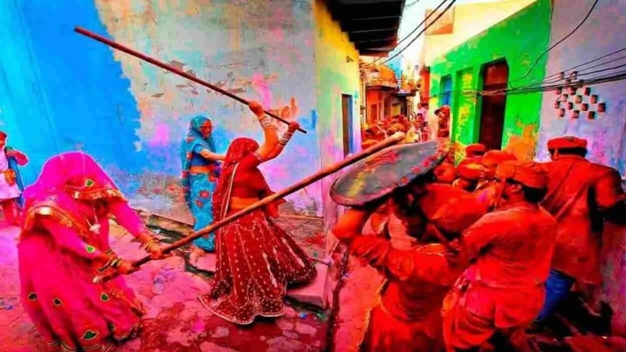 Lathmar Holi 2022: এ এক অন্য হোলি! লাঠমার হোলি দিয়ে আজ থেকেই উত্‍সব শুরু ব্রজ-বারসানায়