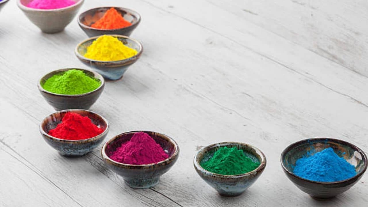 Holi 2022: এই দোল উৎসবে মেতে উঠুন রঙে! রাশি অনুযায়ী বেছে নিন শুভ রঙ