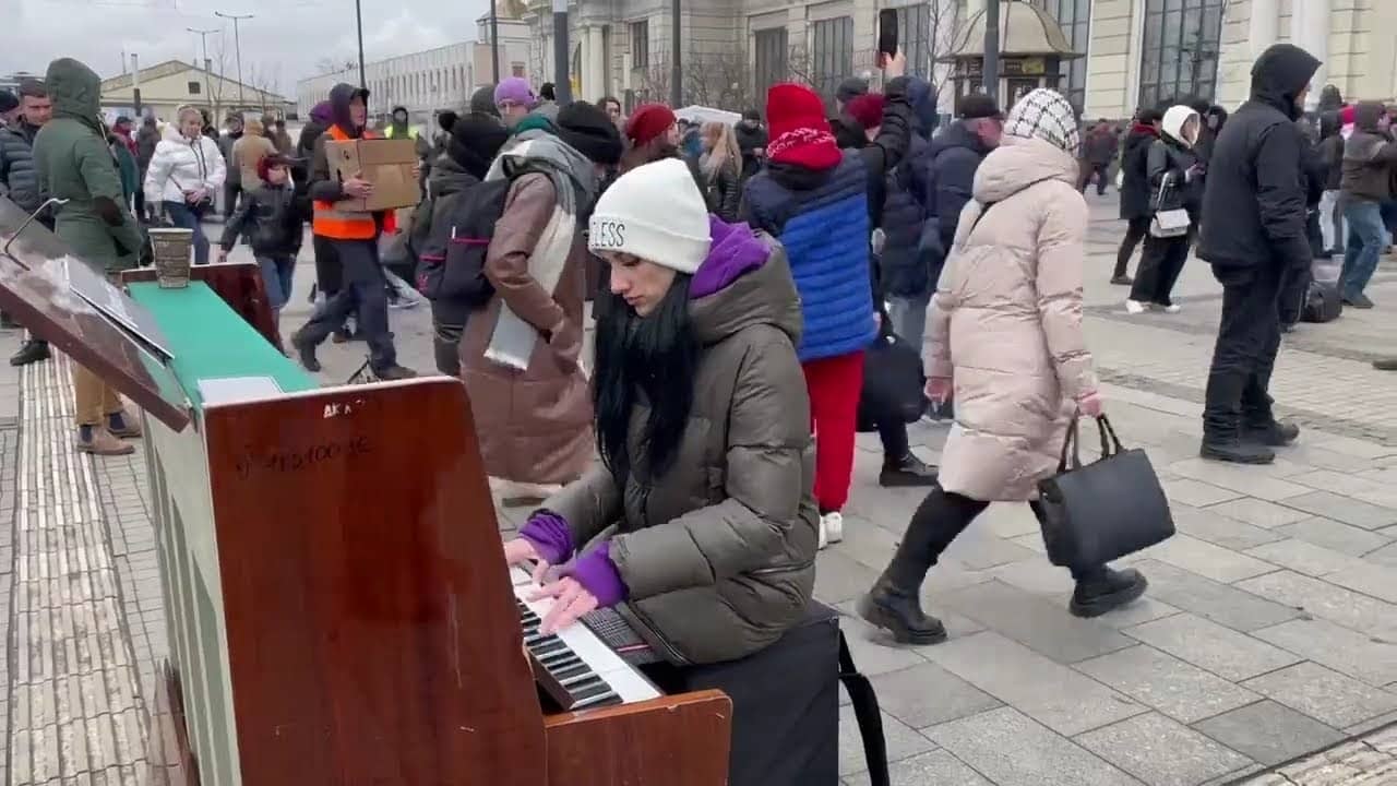 Viral Video: হোয়াট আ ওয়ান্ডারফুল ওয়ার্ল্ড! ভিড়ে ঠাসা লিভিভ স্টেশনের বাইরে পিয়ানোয় মনমুগ্ধকর সুর তুলছেন ইনি