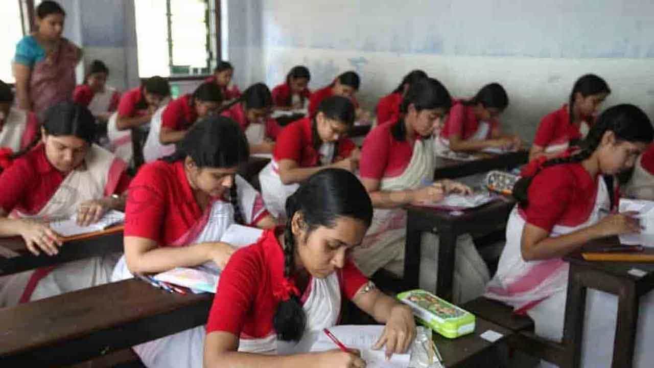Madhyamik Examination 2022: এবারের মাধ্যমিকে এই ৭ জেলার ক্ষেত্রে নয়া নিয়ম কার্যকর করেছে পর্ষদ! রাতারাতি জারি বিজ্ঞপ্তিও