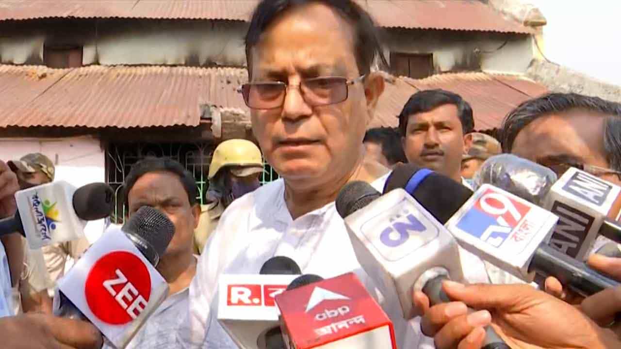Bagtui Massacre: 'আমার জামাইটা কোন ঘরে মারা গিয়েছে দেখতে এসেছি, আমার অধিকার আছে' Bagtui Massacre: 'আমার জামাইটা কোন ঘরে মারা গিয়েছে দেখতে এসেছি, আমার অধিকার আছে'