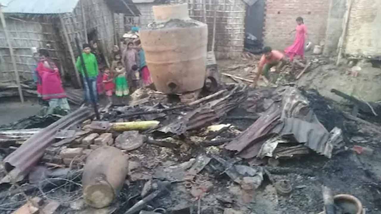 Malda Fire: পাঁচ ভাইয়ের মোট ২৪ টা বাড়ি, ৮০ লক্ষের সম্পত্তি! কয়েক মিনিটে সব হারিয়ে খোলা আকাশের নীচে পরিবার