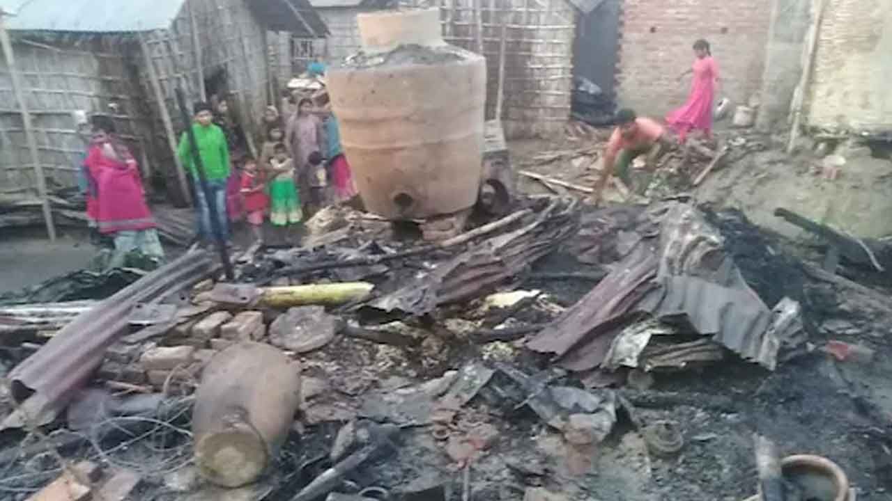 Malda Fire: পাঁচ ভাইয়ের মোট ২৪ টা বাড়ি, ৮০ লক্ষের সম্পত্তি! কয়েক মিনিটে সব হারিয়ে খোলা আকাশের নীচে পরিবার