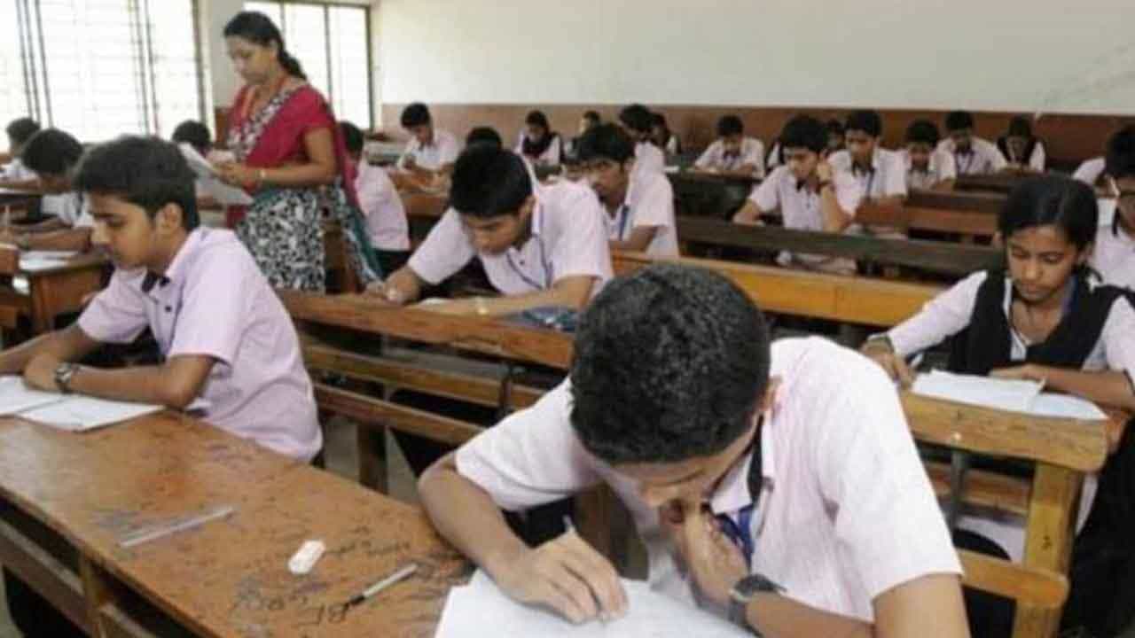 HS Exam 2022: উচ্চমাধ্যমিকের মাঝে কীভাবে উপনির্বাচন? ভোট পিছনোর আর্জি রাজ্যের HS Exam 2022: উচ্চমাধ্যমিকের মাঝে কীভাবে উপনির্বাচন? ভোট পিছনোর আর্জি রাজ্যের