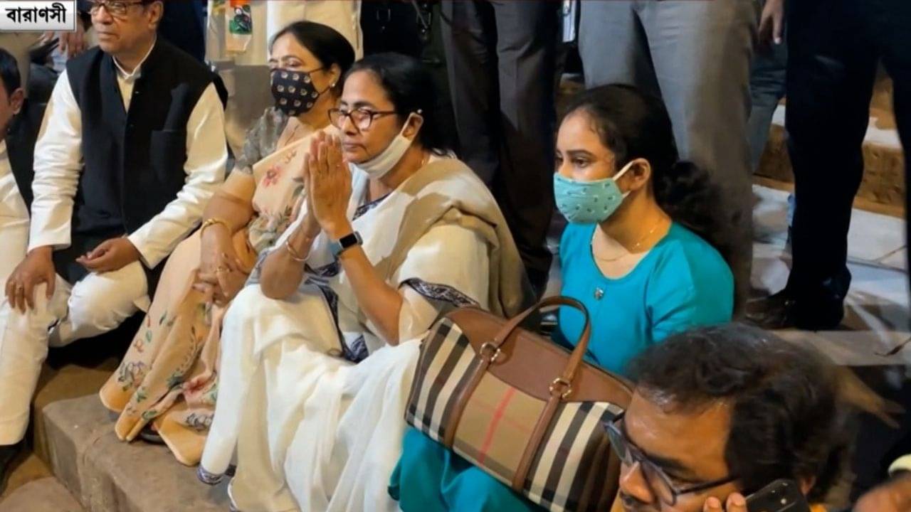 UP Assembly Election 2022: মোদীর লোকসভা কেন্দ্রে মমতা! সন্ধে আরতি দেখতে সটান বসে পড়লেন গঙ্গার ঘাটে...