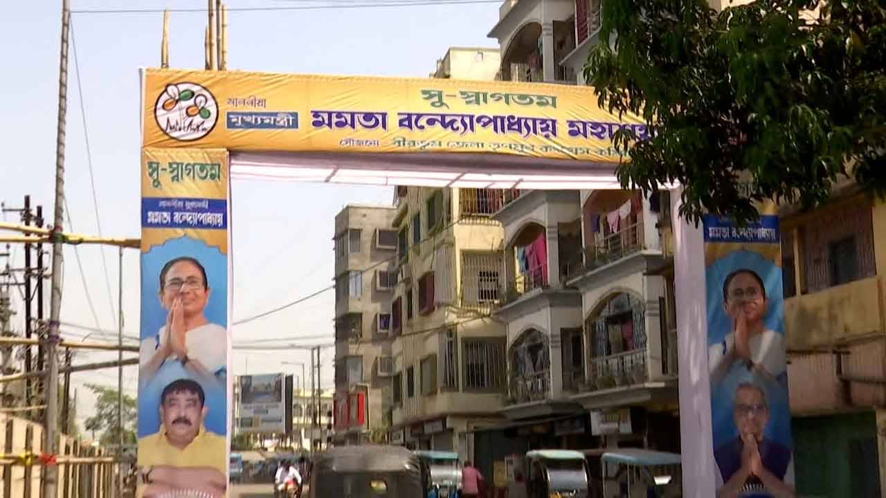 Mamata Banerjees Poster in Bagtui: কেষ্টর সঙ্গে হাসিমুখে ছবি, বগটুই সফরে দুয়ারে-বিতর্কে জড়ালেন মুখ্যমন্ত্রী