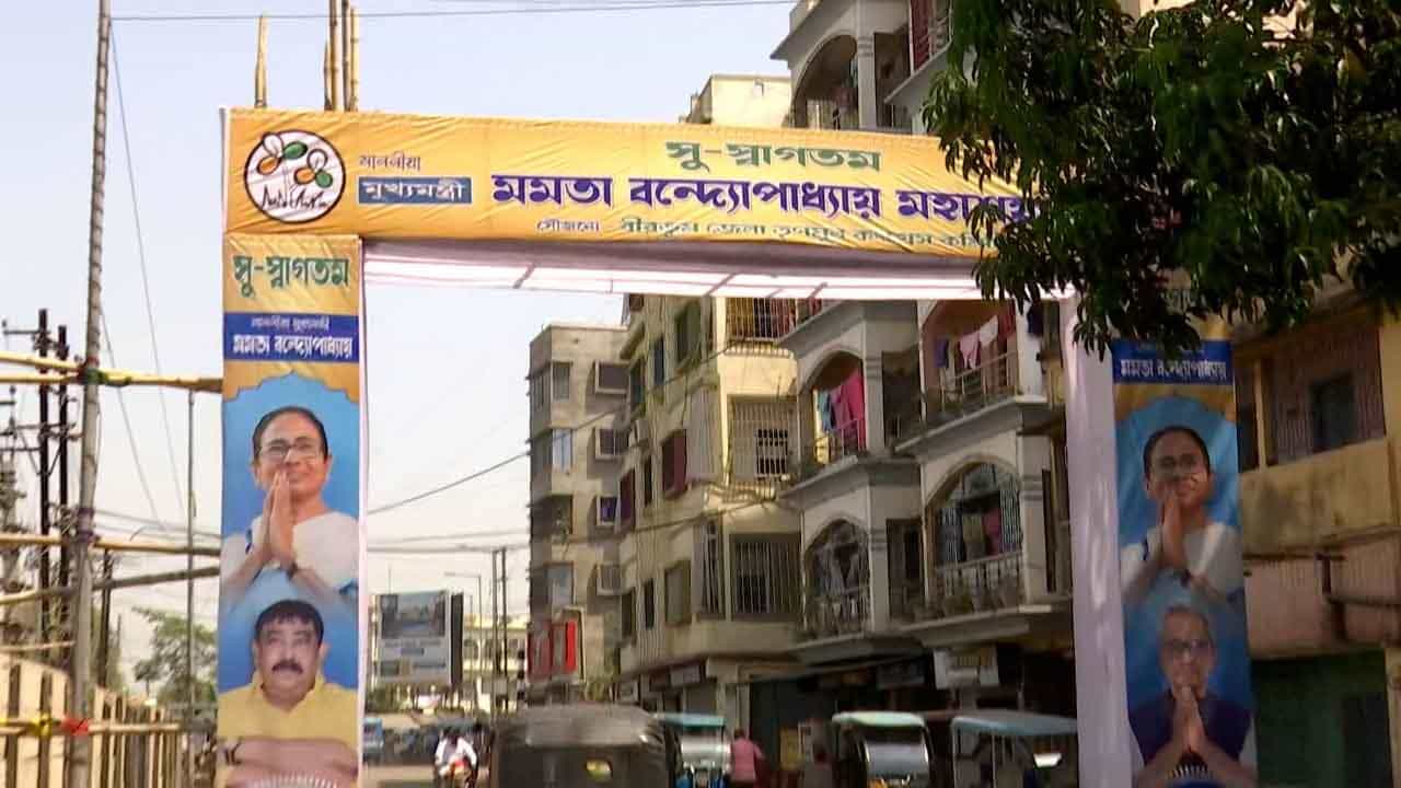 Mamata Banerjee's Poster in Bagtui: কেষ্টর সঙ্গে হাসিমুখে ছবি, বগটুই সফরে 'দুয়ারে-বিতর্কে' জড়ালেন মুখ্যমন্ত্রী Mamata Banerjee's Poster in Bagtui: কেষ্টর সঙ্গে হাসিমুখে ছবি, বগটুই সফরে 'দুয়ারে-বিতর্কে' জড়ালেন মুখ্যমন্ত্রী