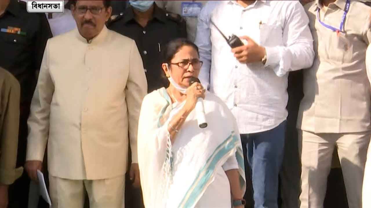 West Bengal Assembly: হেরেও লজ্জা নেই বিজেপির, বিধানসভায় রাজ্যপালকে গাড়ি পর্যন্ত এগিয়ে দিয়ে বললেন মমতা