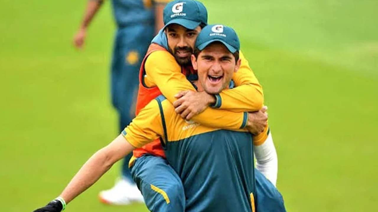 PAK vs AUS: ব্যাটের জায়গায় হাতে কাঁচি নিয়ে এ কী কাণ্ড রিজওয়ানের? দেখুন ভিডিও