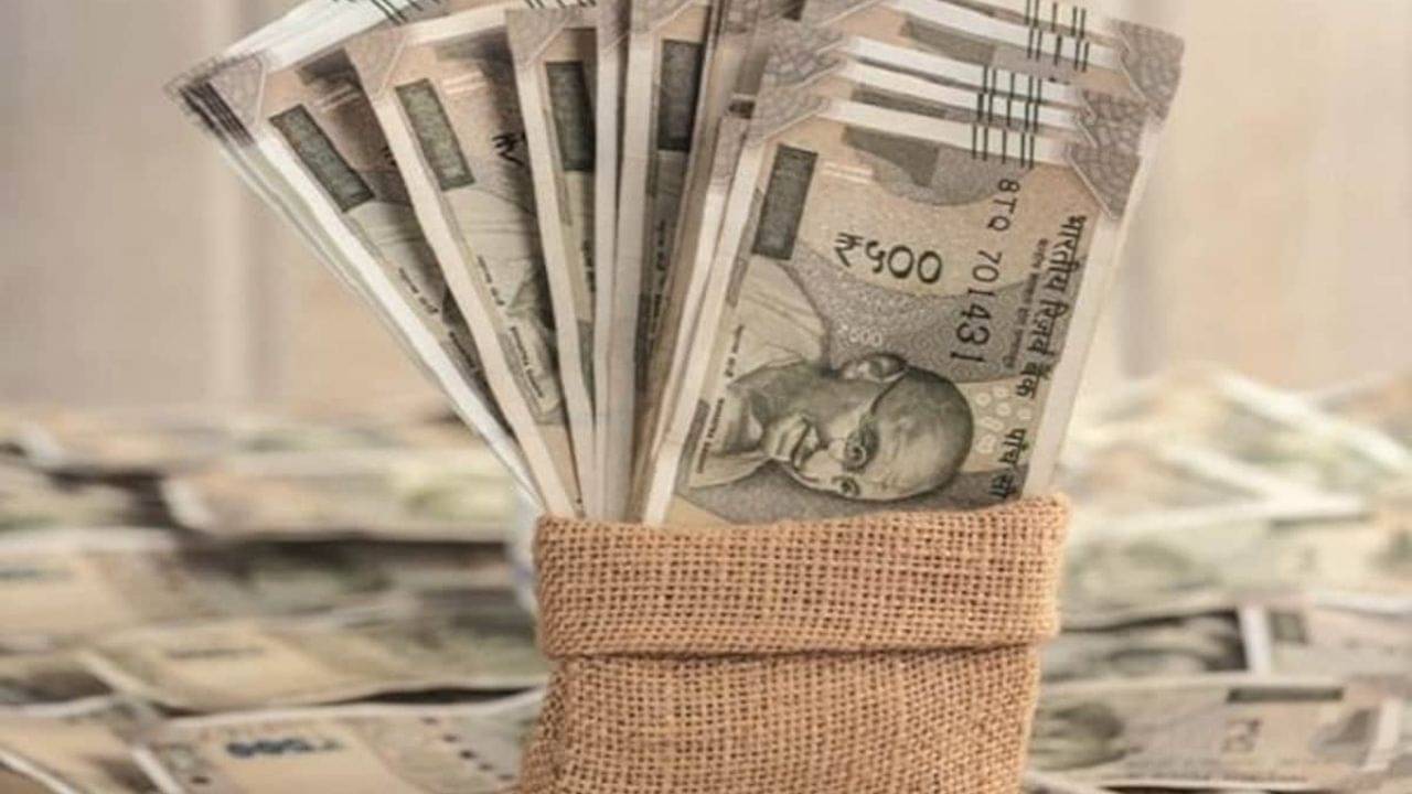 PPF vs EPF: ইপিএফ ও পিপিএফের মধ্যে রয়েছে তফাৎ, সুদের হারেও রয়েছে তারতম্য, কোনটা বেশি লাভজনক?