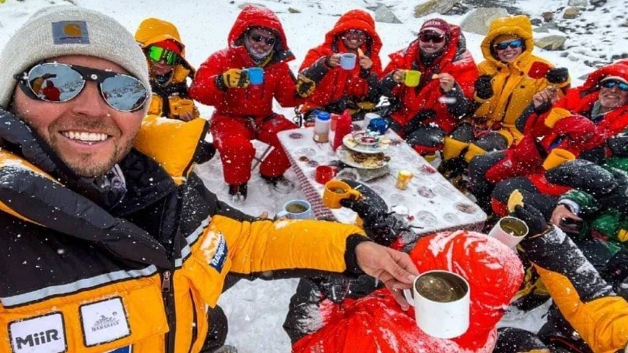 Mt. Everest: পাহাড় চূড়োয় চায়ের ঠেক! চা-আড্ডায় গিনেস বুকে এবার রেকর্ড এভারেস্টের