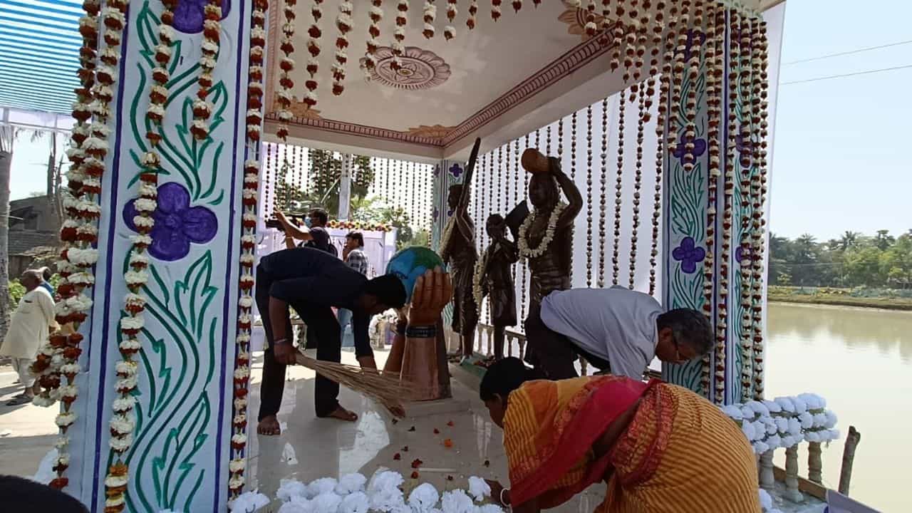 Nandigram: তৃণমূল স্পর্শে 'অশুচি' শহিদ বেদি 'শুদ্ধিকরণে' শুভেন্দুর অনুগামীরা, নন্দীগ্রামে তীব্র উত্তেজনা Nandigram: তৃণমূল স্পর্শে 'অশুচি' শহিদ বেদি 'শুদ্ধিকরণে' শুভেন্দুর অনুগামীরা, নন্দীগ্রামে তীব্র উত্তেজনা