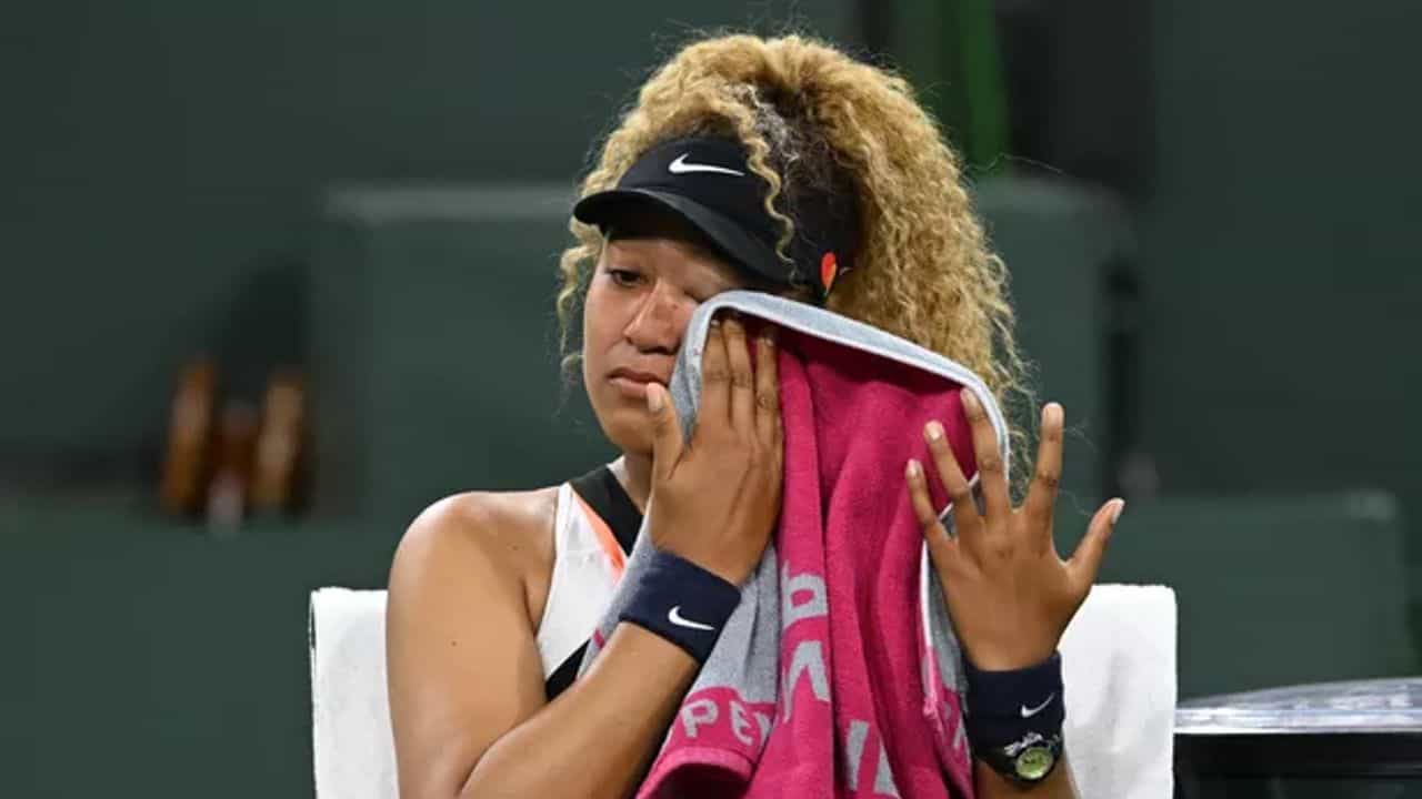 Naomi Osaka: খেলার মাঝেই কটুক্তি, চোখে জল নিয়ে কোর্ট ছাড়লেন নাওমি ওসাকা Naomi Osaka: খেলার মাঝেই কটুক্তি, চোখে জল নিয়ে কোর্ট ছাড়লেন নাওমি ওসাকা