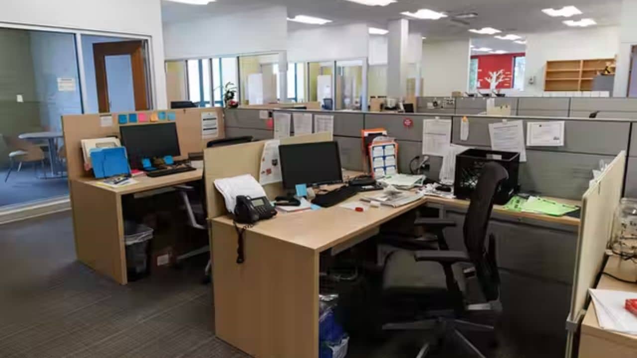 US Man Protest: চাকরি করেন? বেতন কম? এই যুবকের মতো প্রতিবাদ করে দেখতে পারেন... দেখুন ভিডিয়ো