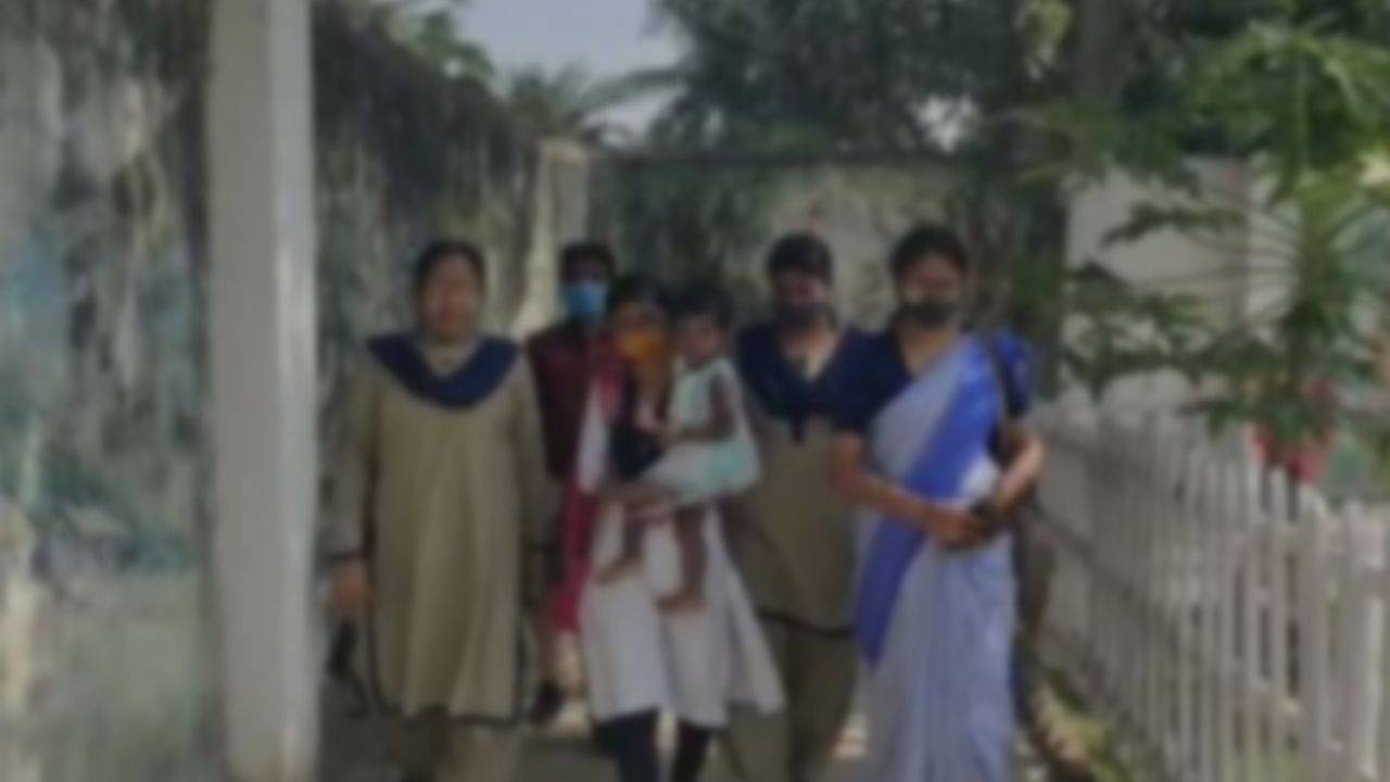 Madhyamik 2022: এক হাতে কলম, অন্য হাতে সন্তান, অনাথ আশ্রমে থেকেই পরীক্ষা দিচ্ছেন মাধ্যমিক পরীক্ষার্থী