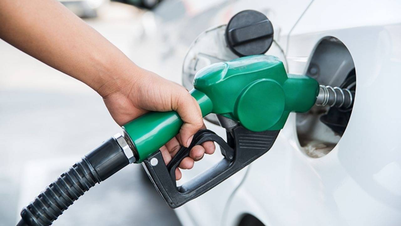Fuel Price hike: ঘণ্টার পর ঘণ্টা লোডশেডিং! তেল নেওয়ার লাইনে দাঁড়িয়ে এমন হতে পারে, ভাবতে পারেননি দুই ব্যক্তি...