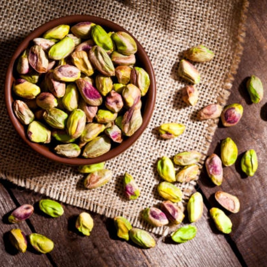 পেস্তায় ভালো পরিমাণে প্রোটিন থাকে। এটি আপনাকে দীর্ঘ সময়ের জন্য পূর্ণ বোধ করতে সাহায্য করে। তাই এটি আপনাকে অতিরিক্ত খাওয়া থেকে বিরত রাখে। পেস্তায় উপস্থিত প্রোটিন নতুন পেশী তৈরিতে সাহায্য করে। এগুলিতে মনোস্যাচুরেটেড ফ্যাটও থাকে। এগুলো ওজন কমাতে সাহায্য করে।