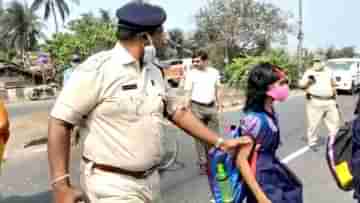 School Student: মানবিক মুখ, পড়ুয়াদের হাত ধরে রাস্তা পার করাচ্ছে খোদ পুলিশ