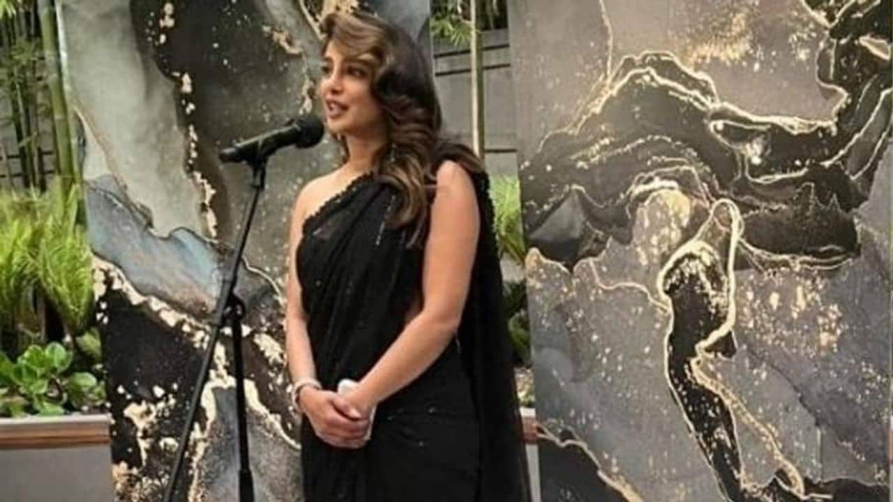 Priyanka Chopra: প্রি-অস্কার পার্টিতে দেশি লুকেই মাত প্রিয়াঙ্কার! কালো শাড়িতে উজ্জ্বল দেশি গার্ল