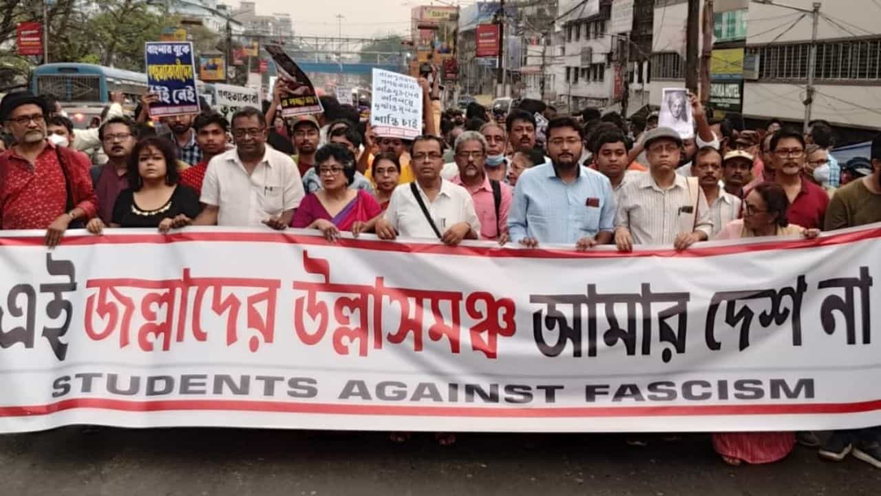 Bagtui Massacre Protest March: বগটুই হত্যাকান্ডের প্রতিবাদে কলকাতার রাজপথের দখল নিলেন বিশিষ্টরা Bagtui Massacre Protest March: বগটুই হত্যাকান্ডের প্রতিবাদে কলকাতার রাজপথের দখল নিলেন বিশিষ্টরা