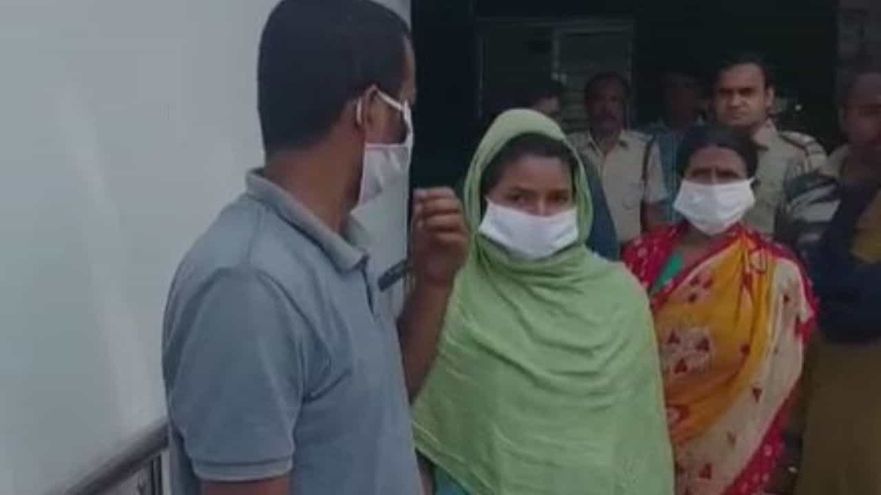 Memari Crime: বাড়ির উঠোনেই পড়ে প্রেমিকের দেহ, প্রেমিকা সহ পরিবারকে ধরে নিয়ে গেল পুলিশ Memari Crime: বাড়ির উঠোনেই পড়ে প্রেমিকের দেহ, প্রেমিকা সহ পরিবারকে ধরে নিয়ে গেল পুলিশ