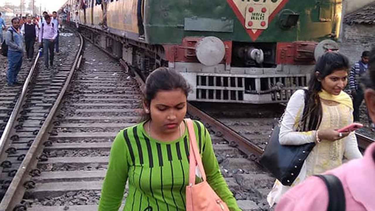 Rail Strike: হুটহাট বাতিল করে দেওয়া হচ্ছে ট্রেন! প্রতিবাদে ব্যস্ত সময়ে রেল অবরোধ