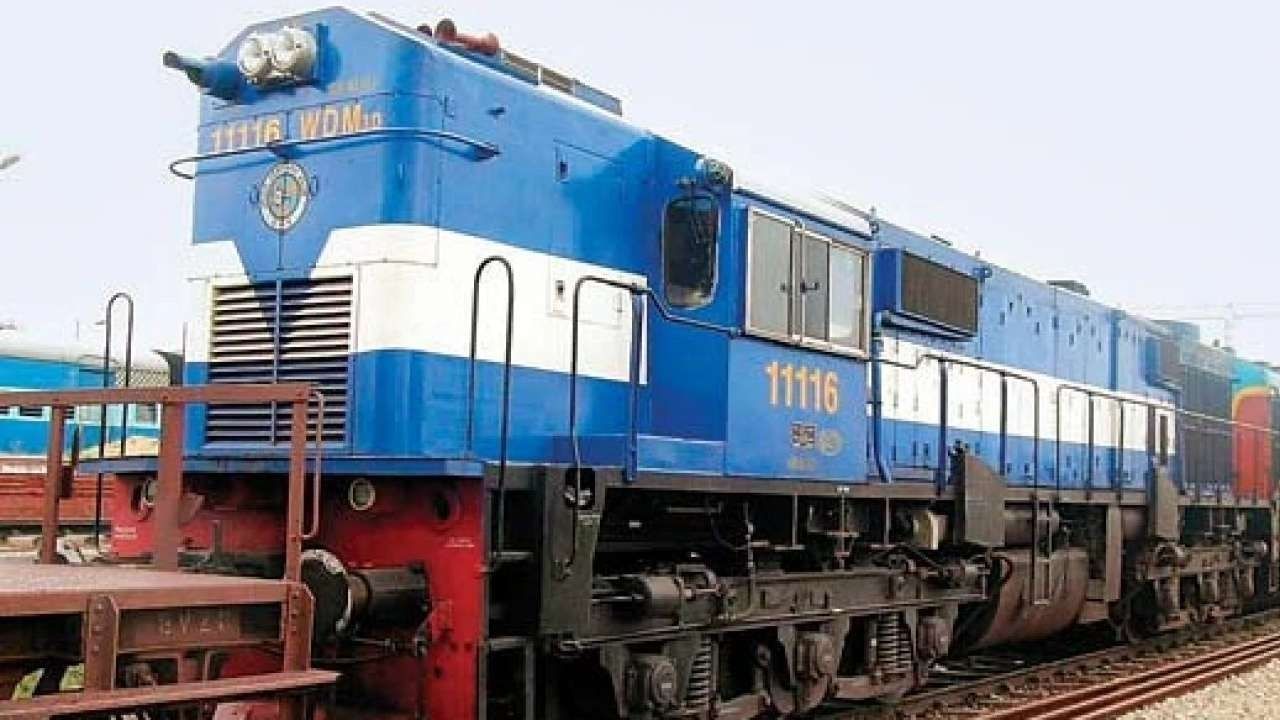 Indian Railway Video: ট্রেনের ছাদে উঠে নিজেকে শেষ করে দিতে চেয়েছিলেন যুবক, ঝাঁপিয়ে পড়লেন রেল কর্মী, দেখুন ভিডিয়ো