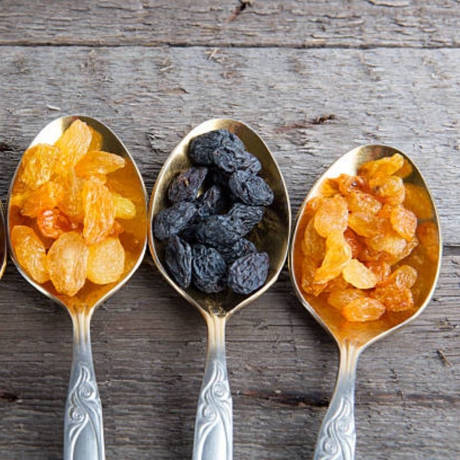 কিশমিশ খুবই সুস্বাদু এবং স্বাস্থ্যকর। ওজন কমানোর জন্য ভেজানো কিশমিশ খেতে পারেন। কিশমিশ চিনির লোভ বন্ধ করতে কাজ করে। এছাড়াও এটি ফাইবার সমৃদ্ধ। এটি কোষ্ঠকাঠিন্যের সমস্যা দূর করতে কাজ করে এবং এইভাবে ওজন কমাতে সাহায্য করে।