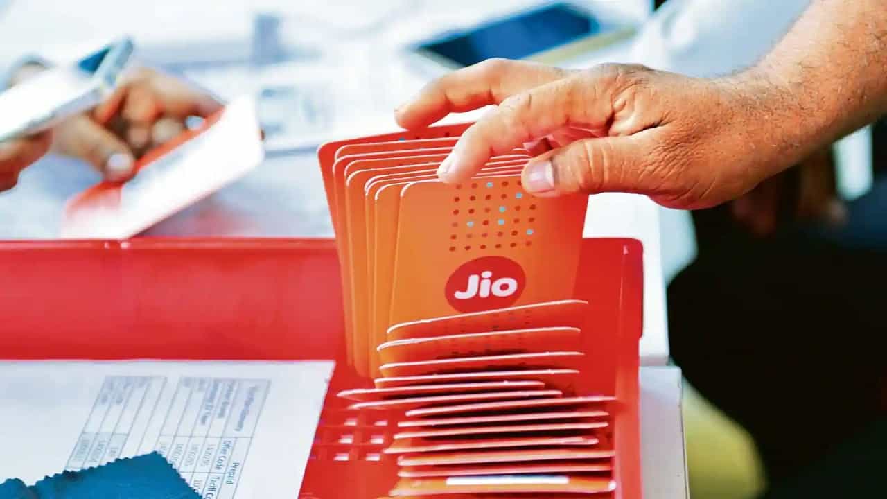 Jio 1GB Daily Data Plans: আজও রিলায়েন্স জিও-র ১জিবি ডেলি ডেটা প্যাকের খরচ ১৪৯ টাকা, সমপরিমাণ ডেটা অফারের আর কী কী প্ল্যান?