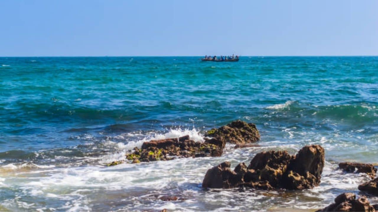 Odisha: উত্তাল সাগর আর শান্ত হ্রদ! পুরীর কাছেই রয়েছে এই বিস্ময়কর অফবিট