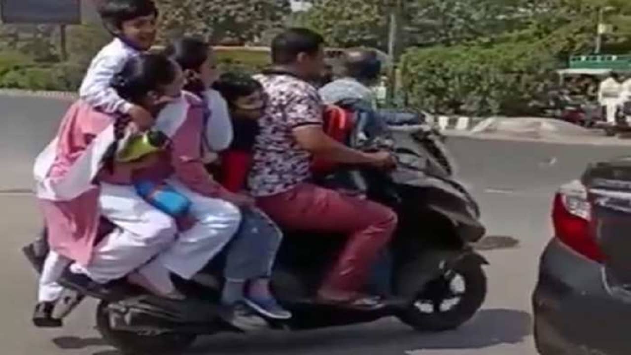 Viral Video: স্কুটারে কতজন বসে আছে বলতে পারবেন? ভাইরাল ভিডিয়ো দেখে নেটিজেনদের চক্ষু চড়কগাছ!