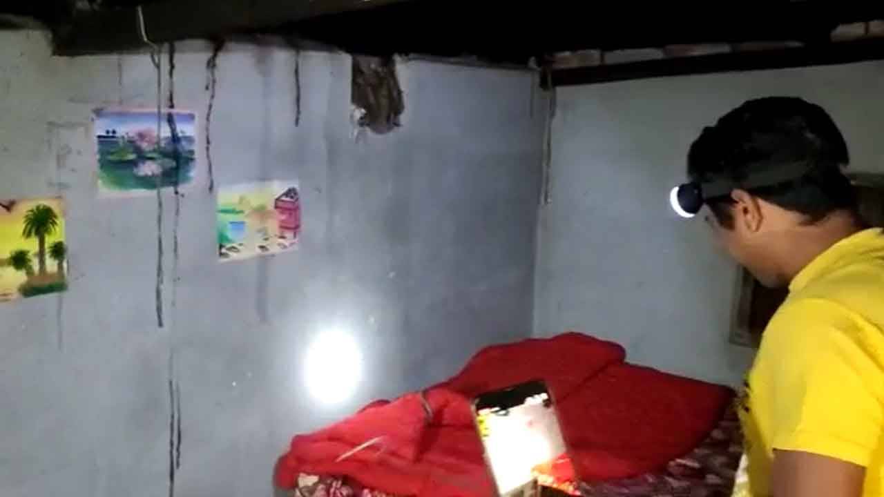 Jalpaiguri Snake Recover: বয়স ষাট পেরিয়েছে, এই গরমেও লেপ জড়িয়ে ঘুমোন! অদ্ভূত শব্দ শুনে পড়শিরা ঘরে ঢুকতেই খাটের ওপর যা দেখলেন...