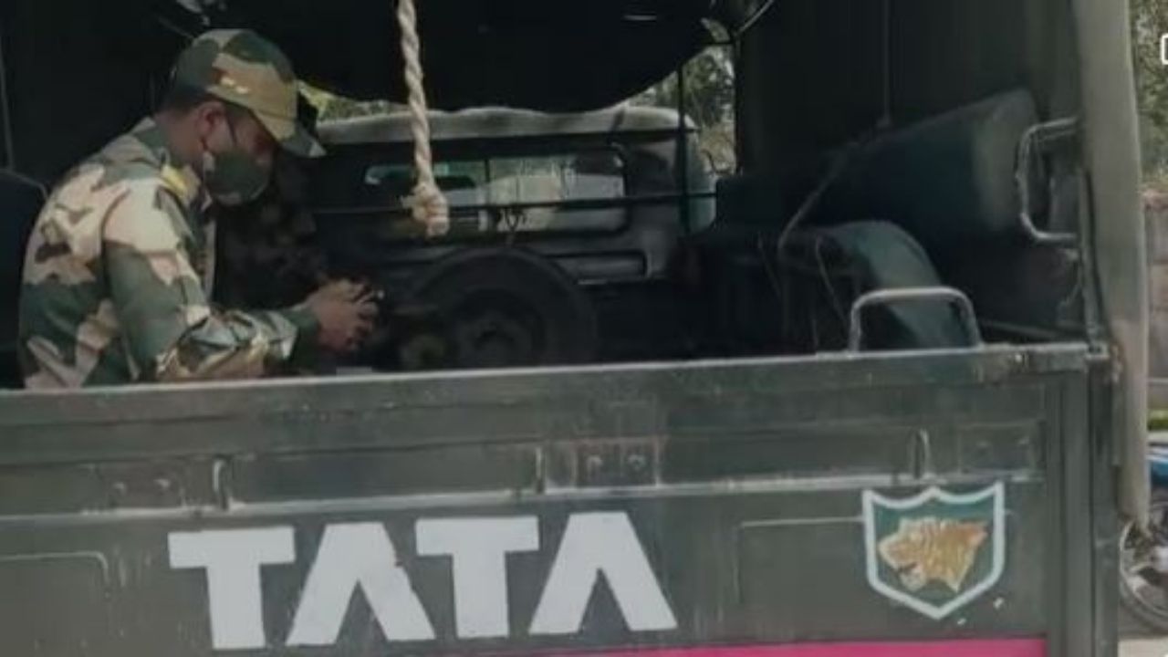 Soldiers death: হঠাৎ পকেট থেকে বন্দুক বের করেই পরস্পরকে গুলি ২ জওয়ানের... Soldiers death: হঠাৎ পকেট থেকে বন্দুক বের করেই পরস্পরকে গুলি ২ জওয়ানের...