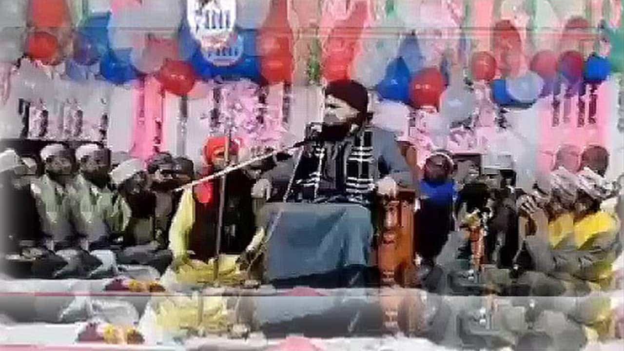 Viral Video: কাওয়ালি গান শুরু হতেই ভেঙে পড়ল মঞ্চ! তারপর... ভিডিয়ো দেখে হেসে গড়াচ্ছেন সকলে