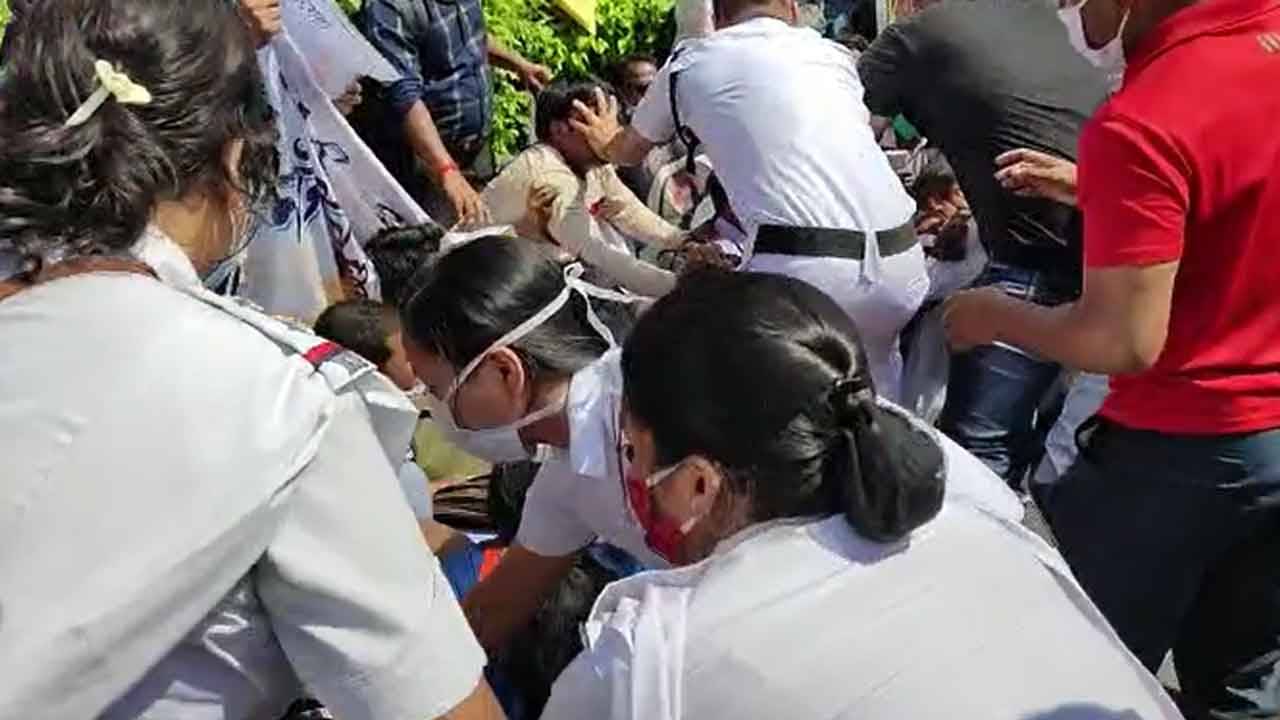 SSC Recruitment: পুলিশের সঙ্গে ধস্তাধস্তি, অজ্ঞান হয়ে রাস্তায় লুটিয়ে পড়লেন একাধিক চাকরিপ্রার্থী, মুখ্যমন্ত্রীর বাড়ি যাওয়ার পথেই ধুন্ধুমার