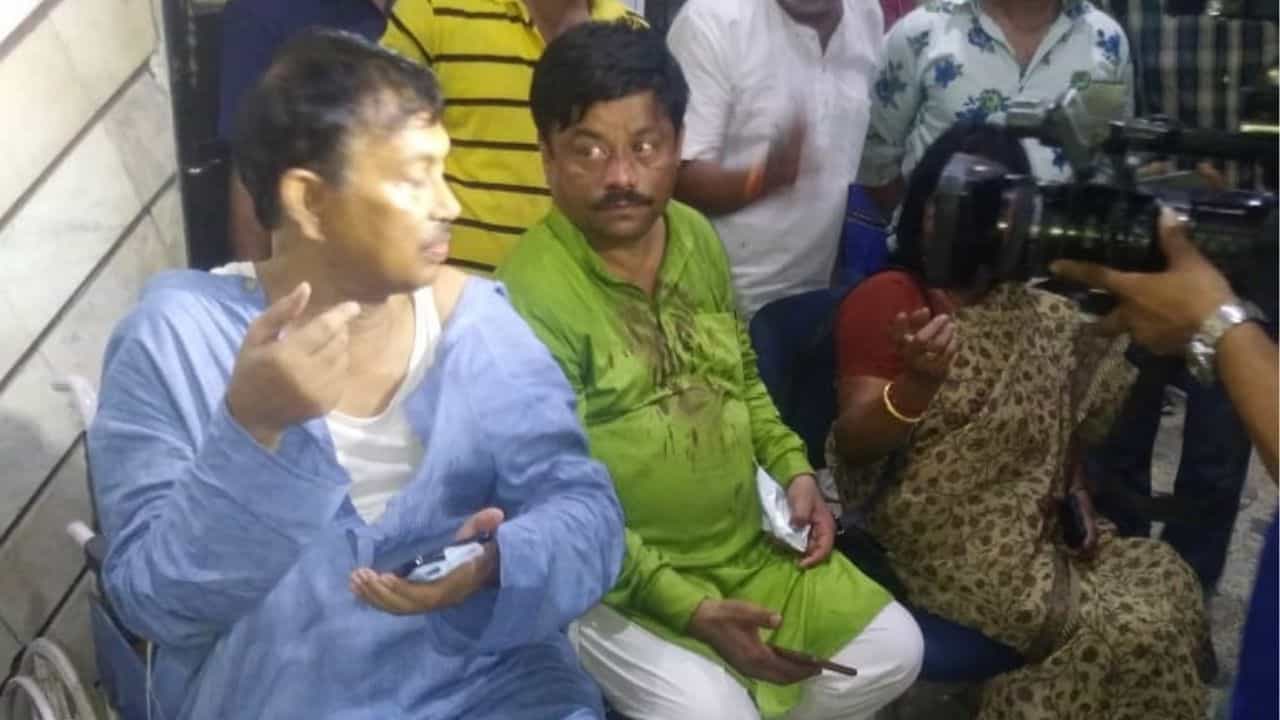 TMC infights in Kolkata: বাবুলের প্রচারে বেআব্রু গোষ্ঠীদ্বন্দ্ব! তৃণমূলের কর্মিসভায় রক্তারক্তি TMC infights in Kolkata: বাবুলের প্রচারে বেআব্রু গোষ্ঠীদ্বন্দ্ব! তৃণমূলের কর্মিসভায় রক্তারক্তি