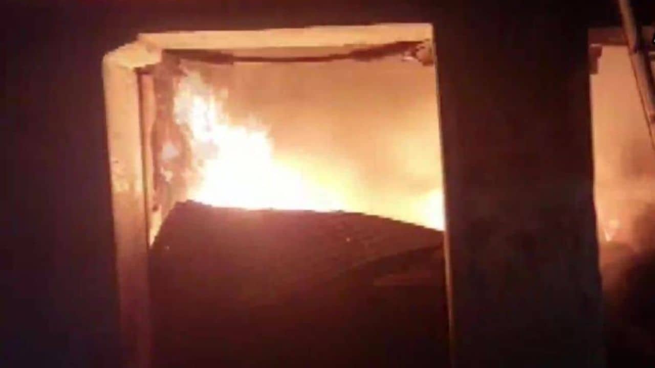 Telangana Fire: দরজার সামনে পৌঁছতে পারছিল না, ভিতর থেকে শুধু ভেসে আসছিল চিৎকার! বন্ধ গোডাউনেই পুড়ে মৃত্যু ১১ শ্রমিকের