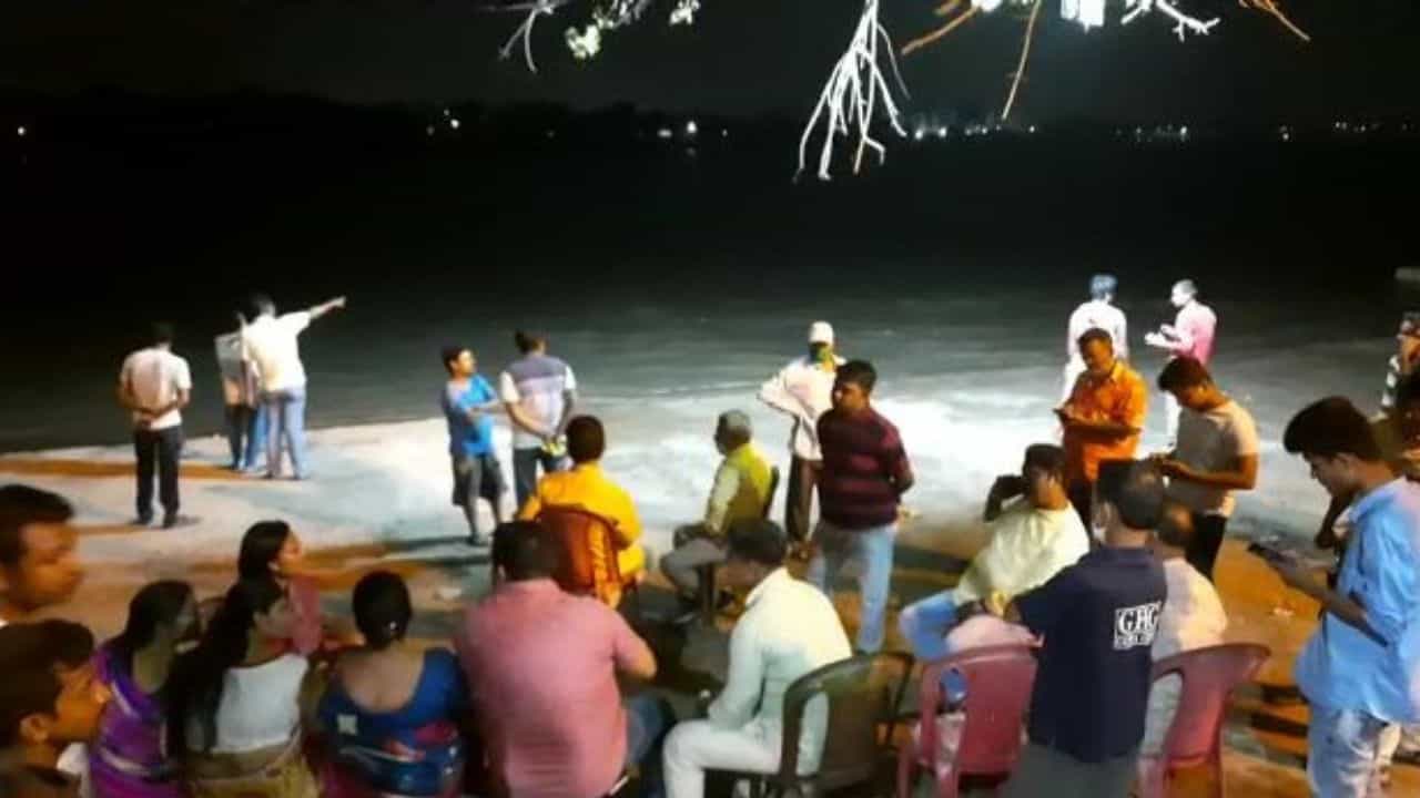 Sheoraphuli: তারকেশ্বর যাওয়ার পথে গঙ্গা থেকে জল তুলতে গিয়ে তলিয়ে শেষ তরতাজা প্রাণ Sheoraphuli: তারকেশ্বর যাওয়ার পথে গঙ্গা থেকে জল তুলতে গিয়ে তলিয়ে শেষ তরতাজা প্রাণ