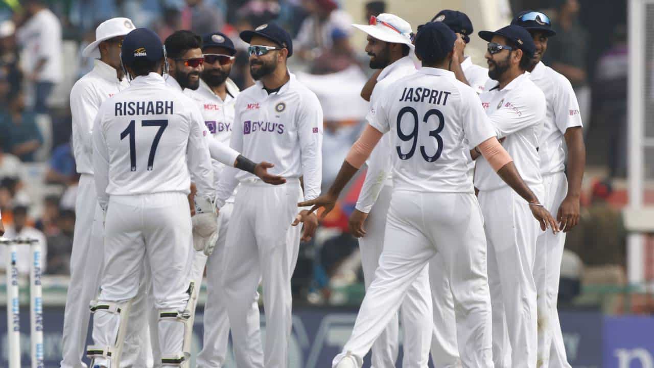 Indian Cricket: বিরাট-রোহিতদের জার্সির সামনে এ বার থাকছে কে? Indian Cricket: বিরাট-রোহিতদের জার্সির সামনে এ বার থাকছে কে?