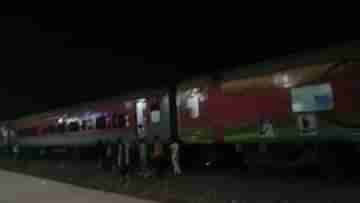Hooghly Train: ম্যাজিক! শরীরের ওপর দিয়ে চলে গেল থ্রু ট্রেন, দিব্যি রইলেন প্রাথমিক স্কুলের শিক্ষক
