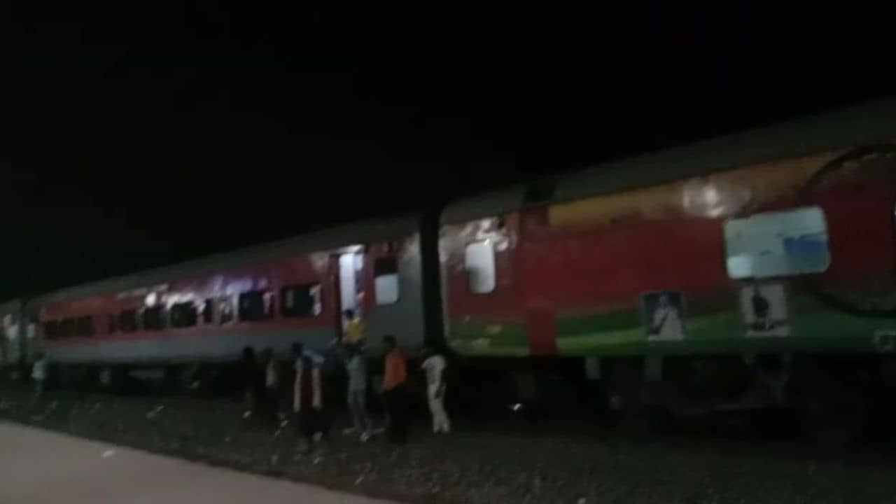 Hooghly Train: ম্যাজিক! শরীরের ওপর দিয়ে চলে গেল থ্রু ট্রেন, দিব্যি রইলেন প্রাথমিক স্কুলের শিক্ষক