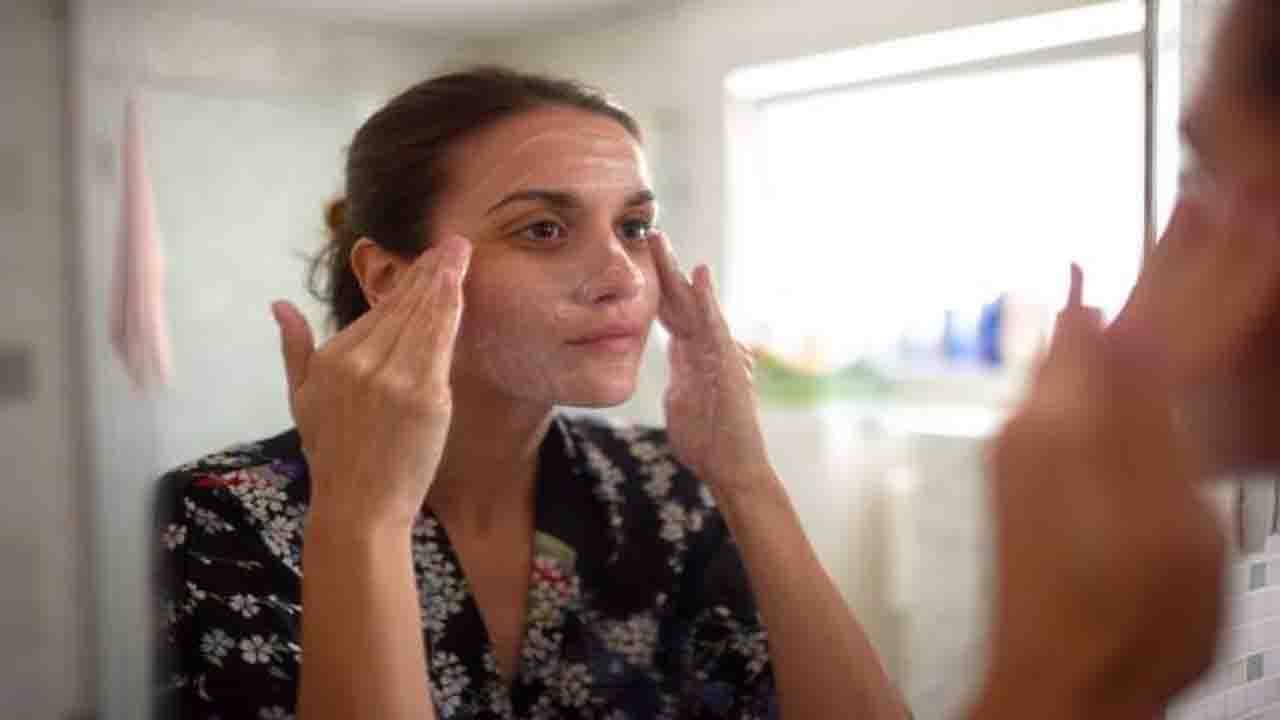 Oily Skin: গরমের সঙ্গে পাল্লা দিয়ে বাড়ছে তৈলাক্ত ত্বকের সমস্যা? ট্রাই করুন হোমমেড ফেস ওয়াশ