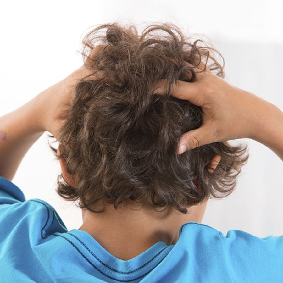 চিকন চিরুনি দিয়ে মাথার ত্বক থেকে ডগা পর্যন্ত চুল আঁচড়ানোর মাধ্যমে উকুন বের করার পদ্ধতি সবচেয়ে পুরোনো ও কার্যকরী। এ সময় চুলে অলিভ অয়েল বা নারকেল তেল ব্যবহারের পর আঁচড়ালে উকুন দূর করা সহজ হয়। প্রতি সপ্তাহে ৩-৪ নিয়মিত এভাবে চুল আঁচড়ালে অনেকটাই কমে যাবে উকুন।