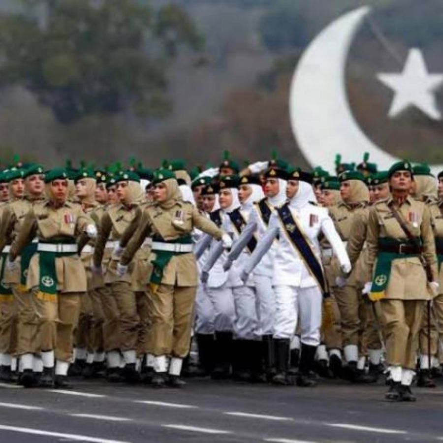 পাকিস্তান- ইন্টারন্যাশনাল ইনস্টিটিউট ফর স্ট্র্যাটেজিক স্টাডিজ (আইআইএসএস) বলছে, পাকিস্তান সেনাবাহিনীর ৫৬০,০০০ সেনা রয়েছে। তার মধ্যে মোট ৬৫৩,৮০০ জন সক্রিয় সামরিক বাহিনীর অন্তর্গত। দ্য এক্সপ্রেস ট্রিবিউন ২০১৮ সালে পাকিস্তানের সশস্ত্র বাহিনীতে ৬,০০০ মহিলার রিপোর্ট করেছে। রিক্রুটদের বেশিরভাগই চিকিত্‍সার কাজ এবং ডেস্কের চাকরিতে পাঠানো হয়। কারণ দেশে স্থল যুদ্ধে নারীদের নিষিদ্ধ। এক্সট্রাপোলেশন অনুসারে, পাকিস্তান সেনাবাহিনীতে প্রায় ৪,৩০০ জন মহিলা কর্মরত আছেন।