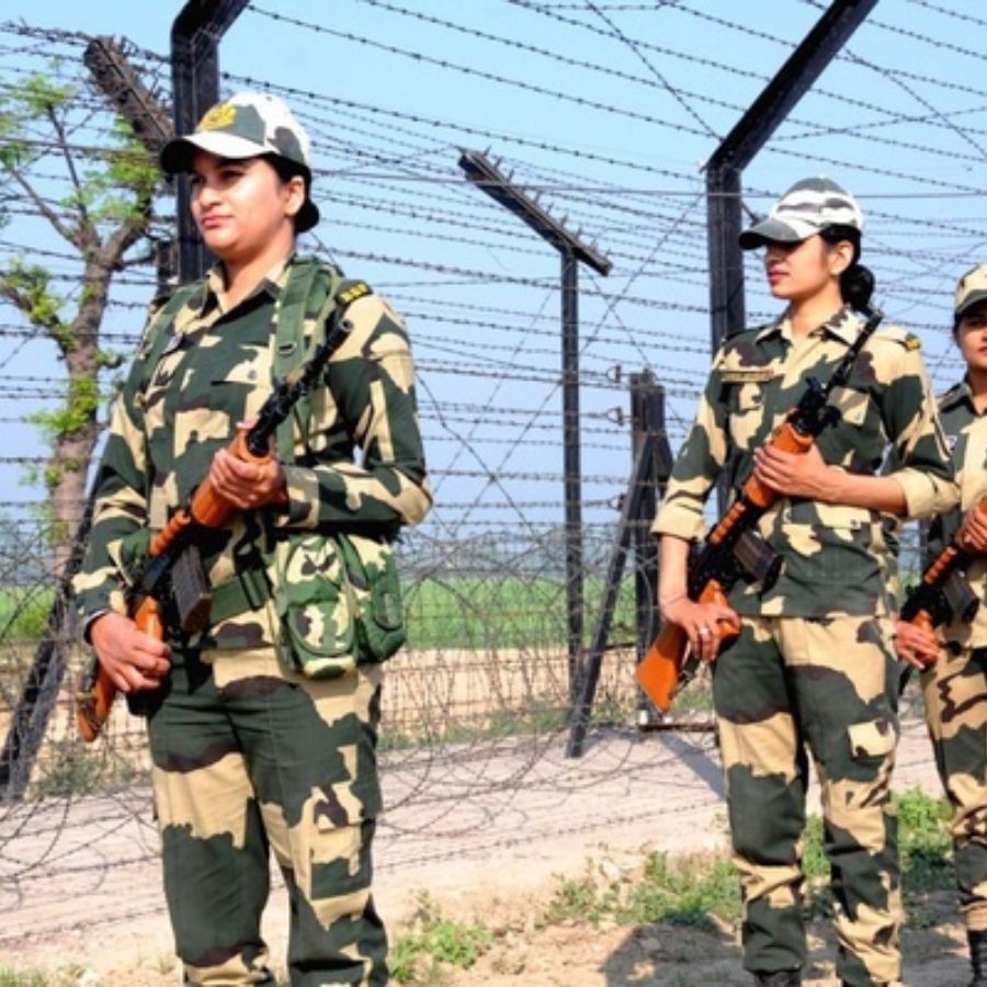 দেশের অভ্যন্তরীণ নিরাপত্তায় এই প্রথম মহিলাদের নিয়োগ করল ভারতীয় সেনা। ভারত-পাকিস্তান নিয়ন্ত্রণরেখা বরাবর অভ্যন্তরীণ নিরাপত্তা সুরক্ষিত করার ক্ষেত্রে ও প্রয়োজনে যুদ্ধ ক্ষেত্রেও লড়াই করবেন তাঁরা। অসম রাইফেলসের আধাসামরিক বাহিনীর প্ল্যাটুন থেকে মহিলা সেনানীদের নিয়োগ করা হয়েছে।  ভারত সরকারের সেনাবাহিনীর নিয়োগ পরিষেবা অনুসারে ১৯৯২ সালে নন-মেডিক্যাল ভূমিকায় মহিলাদের প্রথম সেনাবাহিনীতে নেওয়ার সুযোগ দেওয়া হয়। ২০০৭ সালে লাইবেরিয়াতে মোতায়েন করা ১০৫ জন ভারতীয় মহিলার সমন্বয়ে জাতিসংঘের জন্য প্রথম সর্ব-মহিলা শান্তিরক্ষা বাহিনী গঠিত হয়েছিল।