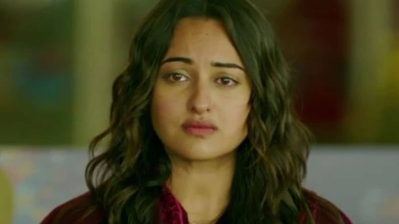 Sonakshi Sinha: আর্থিক জালিয়াতিতে নাম জড়াল সোনাক্ষী সিনহার, জামিন অযোগ্য ধারায় জারি গ্রেফতারি পরোয়ানা