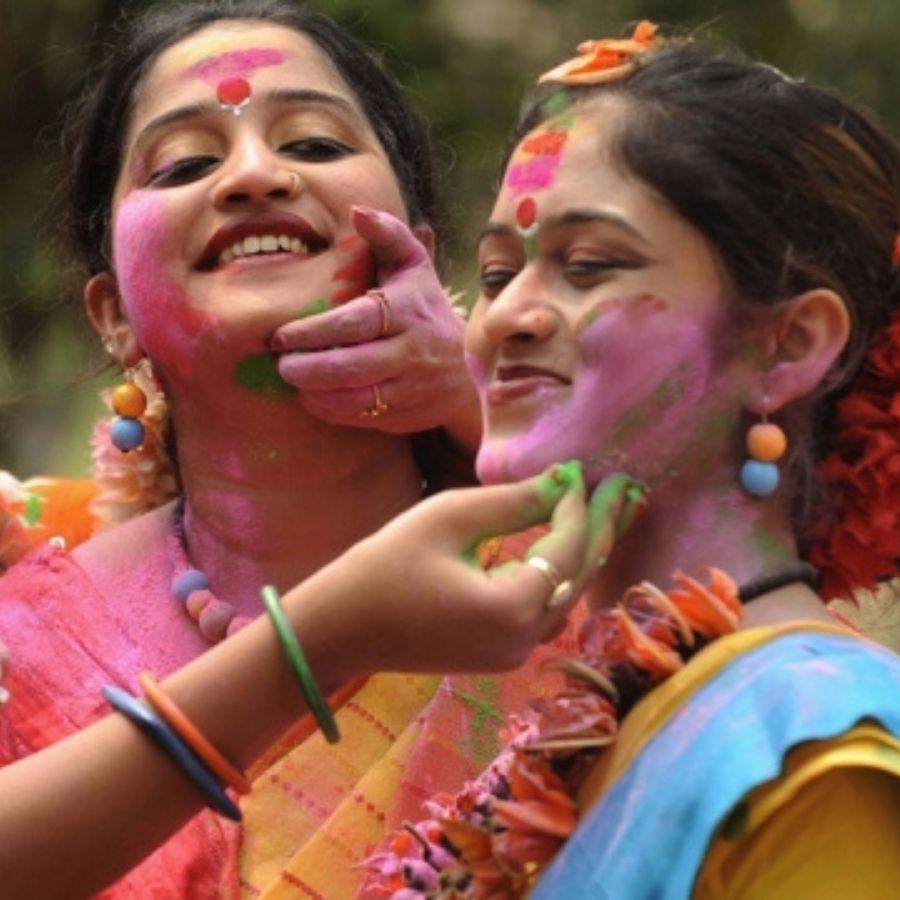 পশ্চিমবঙ্গের দোল যাত্রা- বাঙালিদের কাছে হোলির অর্থই হল দোল যাত্রা। এই বসন্তোত্‍সবে সকলেই আবির ও রঙ নিয়ে রাস্তা বেরিয়ে পড়ে। তবে বসন্তোত্‍সব পালিত হয় শান্তিনিকেতনে। যে রঙিন উত্‍সবটি শুরু করেছিলেন খোদ রবীন্দ্রনাথ ঠাকুর।