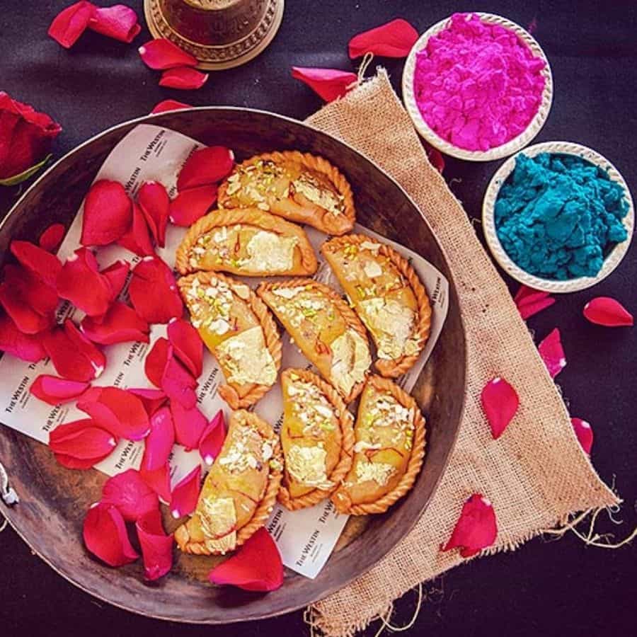 রঙের উত্সবে গুজিয়া, লাড্ডু, ঠান্ডাই, জিলিপি, রাবড়ি না হলে চলে না। তবে হোলির পরে ক্যালোরি ও অপরাধবোধের কী করবেন? শরীরকে উত্সবের আনন্দের মাঝেও শরীরকে ফিট ও সুস্থ রাখতে সুস্বাদু দেশি চিনি ছাড়া মিষ্টির কিছু রেসিপি এখানে দেওয়া রইল।