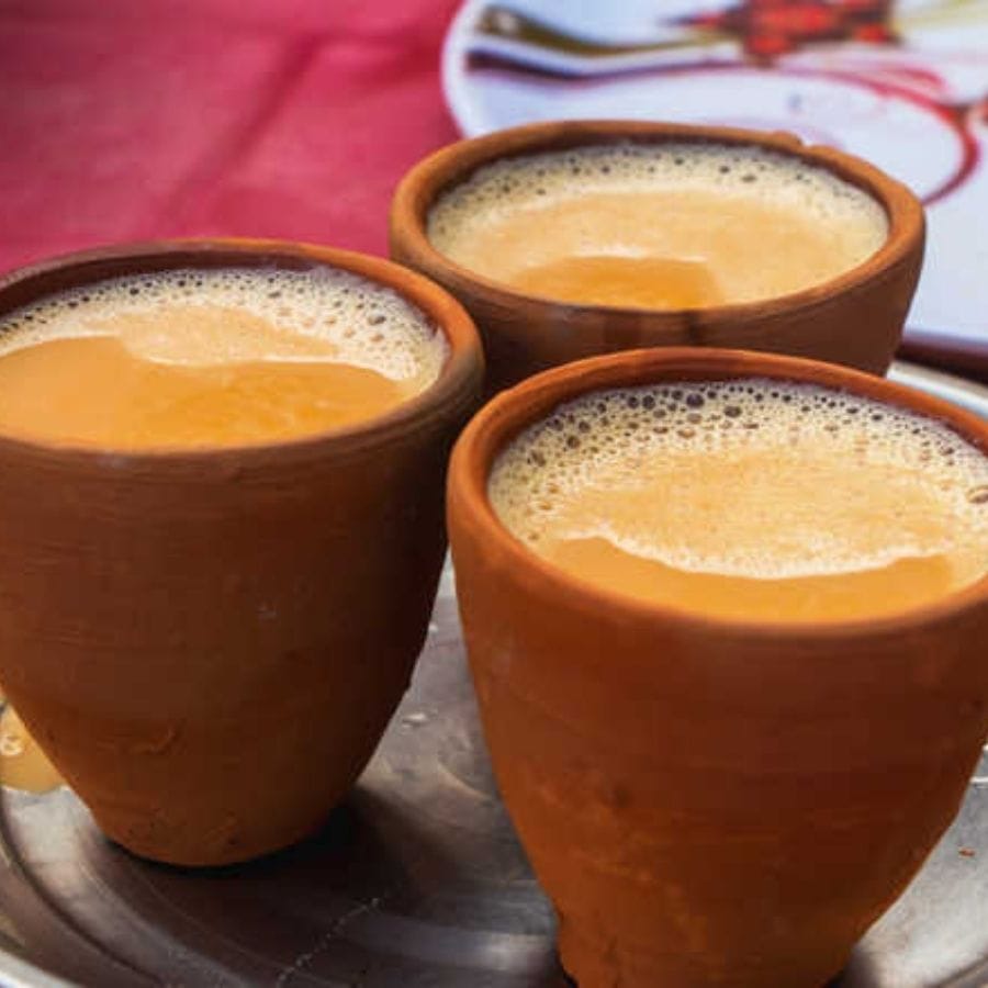 চা অন্তপ্রাণ বাঙালি এখন অনেক স্বাস্থ্য সচেতন। কারণ প্রতিটি চায়ের রয়েছে আলাদা গুণ। গ্রিন টি বা সুগন্ধি চা যেমন গভীর ঘুমের জন্য, তেমনি চায়ের গরম কাপ প্রত্যেকের জন্য আলাদা আলাদা অর্থ রয়েছে।